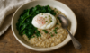 Porridge salé à l’avoine, œuf poché et épinards